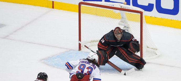 Mika Zibanejad v samostatném úniku na Petra Mrázka nevyzrál.