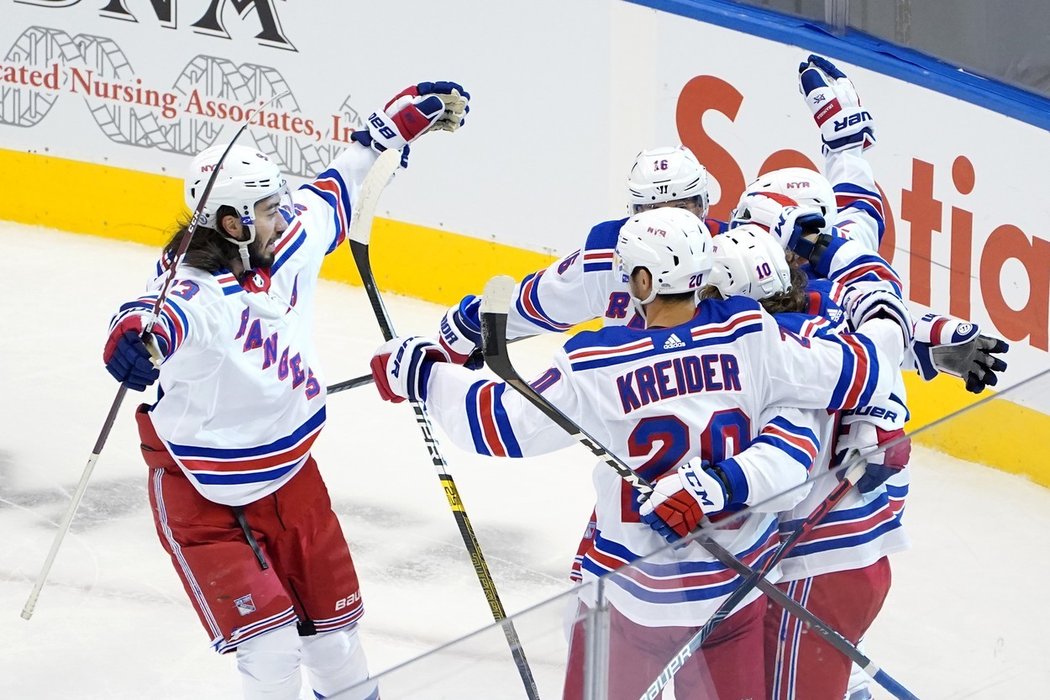 Hokejisté New York Rangers právě proti Carolině vyrovnali na 1:1. Autorem gólu byl Artěmi Panarin.