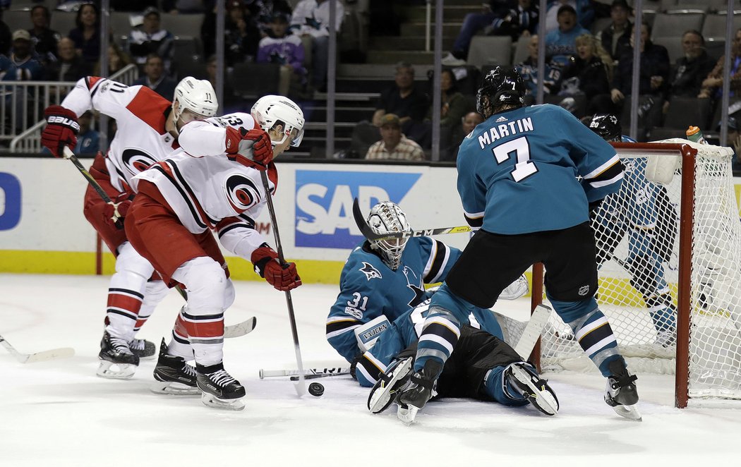 Gólman Martin Jones se dočkal proti Hurricanes pomoci od spoluhráčů