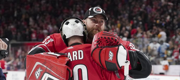 Scott Darling soupeří o místo v brance Caroliny s Camem Wardem