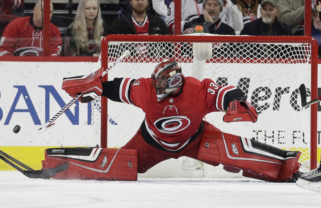 Scott Darling v NHL odstartoval kariéru u Blackhawks a v roce 2015 s nimi slavil Stanley Cup.