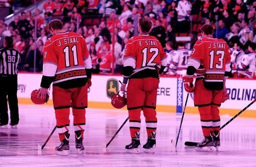 Jared Staal (vpravo) si odbyl premiéru v NHL po boku svých bratrů.