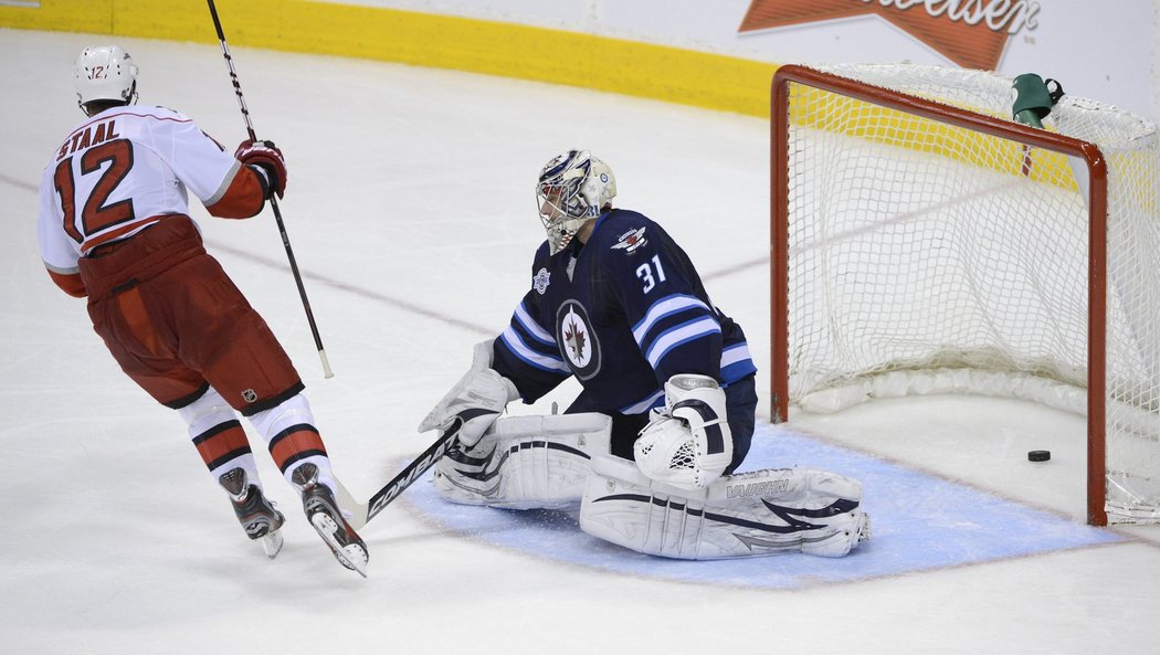 Čtyřikrát inkasoval Pavelec v důležitém souboji proti Carolině.