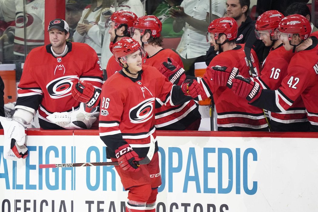 Hrdinou Hurricanes proti Dallasu byl autor hattricku Teuvo Teräväinen