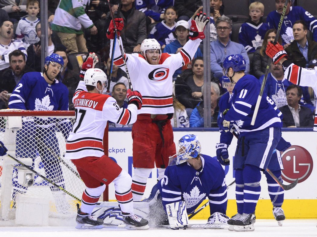 Carolinu uklidnil v 50. minutě Jordan Staal trefou na 3:1 a skóre uzavřel při power play Dougie Hamilton, která dal v zápase dva góly.