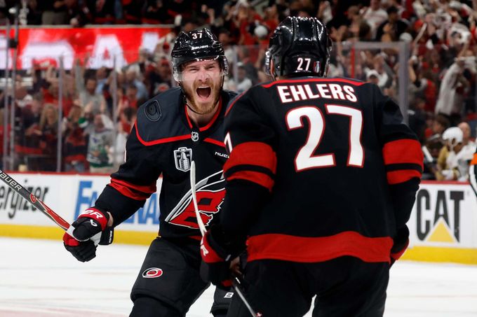 Carolina - Vegas 4:2. Hurricanes jsou krok od Stanley Cupu, dvakrát se trefil Svečnikov Carolina - Vegas 4:2. Hurricanes jsou krok od Stanley Cupu, dvakrát se trefil Svečnikov
