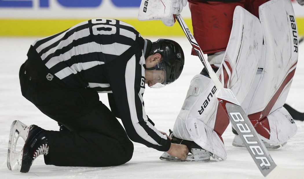 Cam Ward si puk v brusli zavezl až do klece