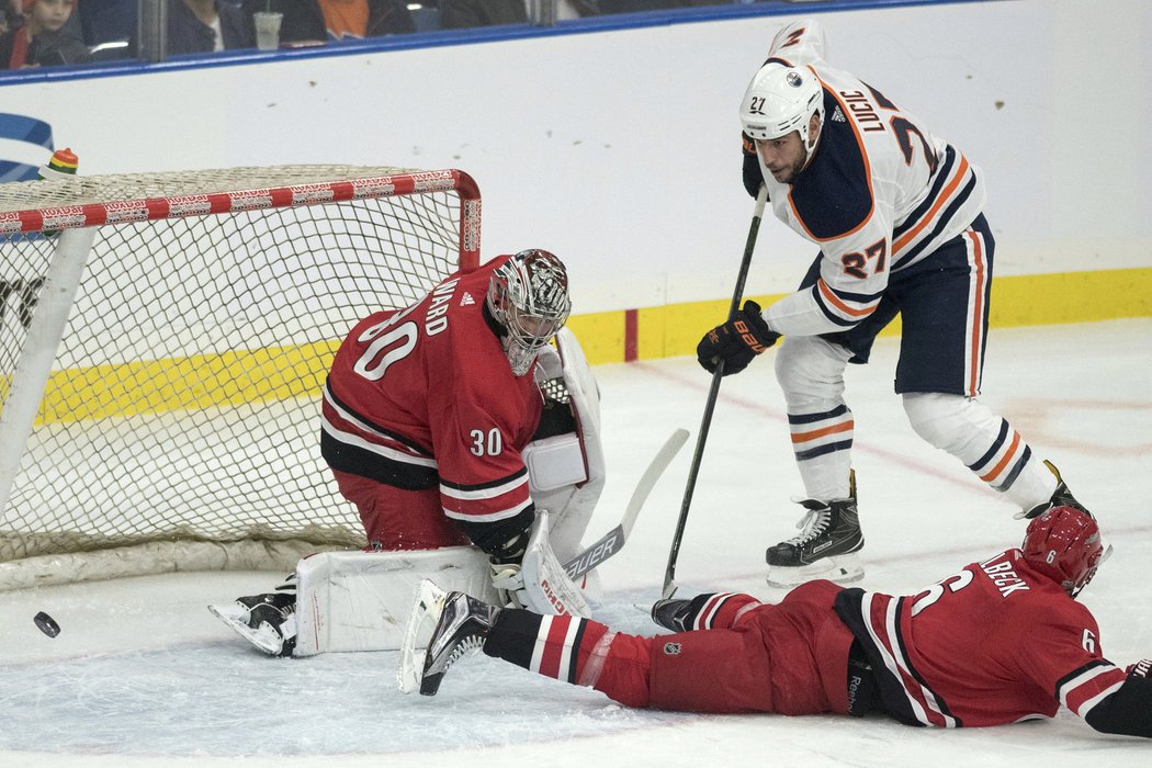 Bránu Caroliny s Camem Wardem ohrožuje Milan Lucic z Edmontonu