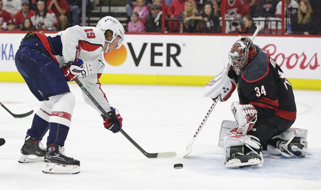 Petr Mrázek pochytal v pondělním zápase úvodního kola play off NHL všech 18 střel a pomohl hokejistům Caroliny k výhře 5:0 nad Washingtonem.