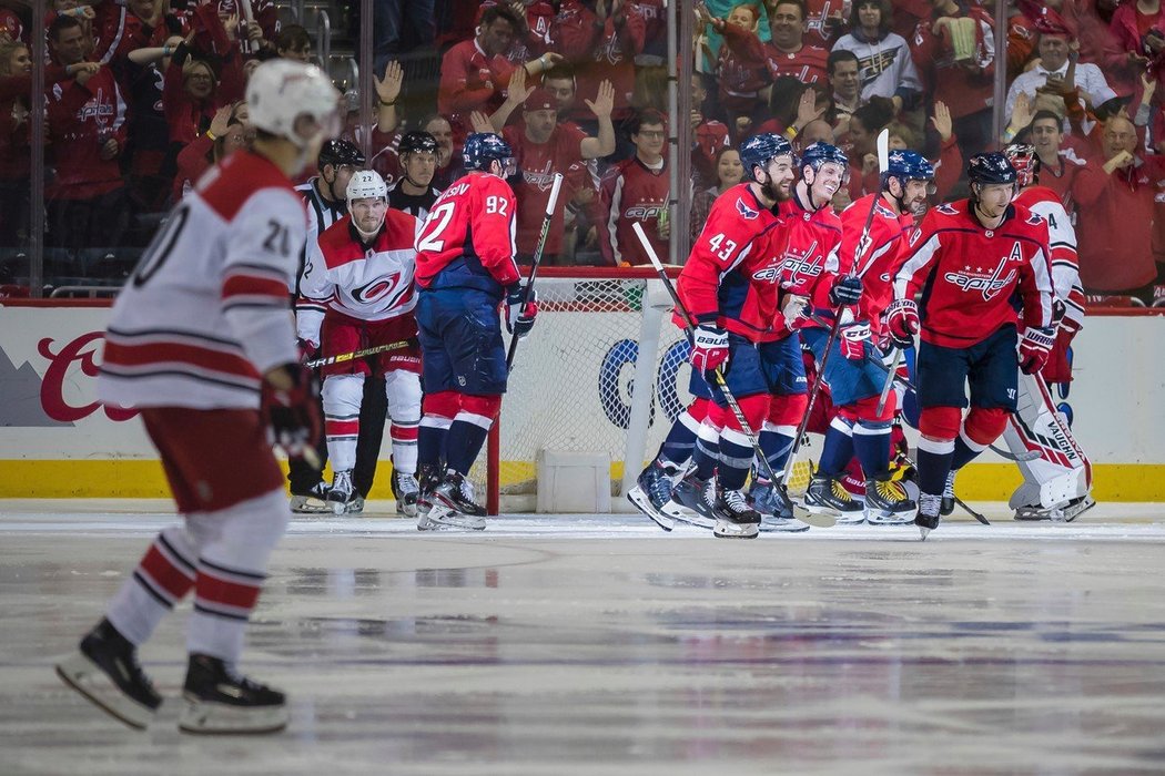 Hokejisté Caroliny s Petrem Mrázkem v brance utrpěli v úvodním kole play off NHL ve Washingtonu debakl 0:6.