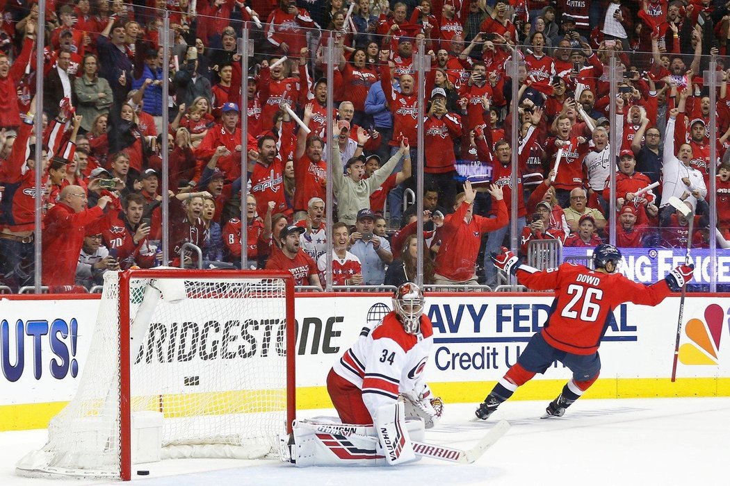 Hokejisté Caroliny s Petrem Mrázkem v brance utrpěli v úvodním kole play off NHL ve Washingtonu debakl 0:6.