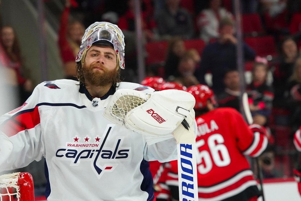 Brankář Washingtonu Braden Holtby byl na rychlou forhendovou kličku Martina Nečase krátký.