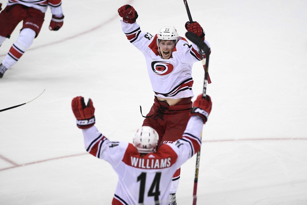 Postup Hurricanes do druhého kola play off NHL, ve kterém se střetnou s New Yorkem Islanders, zařídil Brock McGinn v čase 91:05.