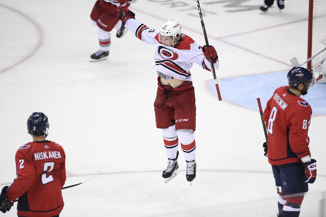 Postup Hurricanes do druhého kola play off NHL, ve kterém se střetnou s New Yorkem Islanders, zařídil Brock McGinn v čase 91:05.