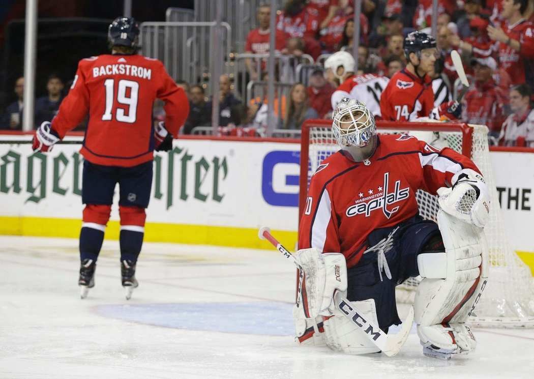 Brankář Capitals Braden Holtby právě inkasoval poslední gól v letošní sezoně.