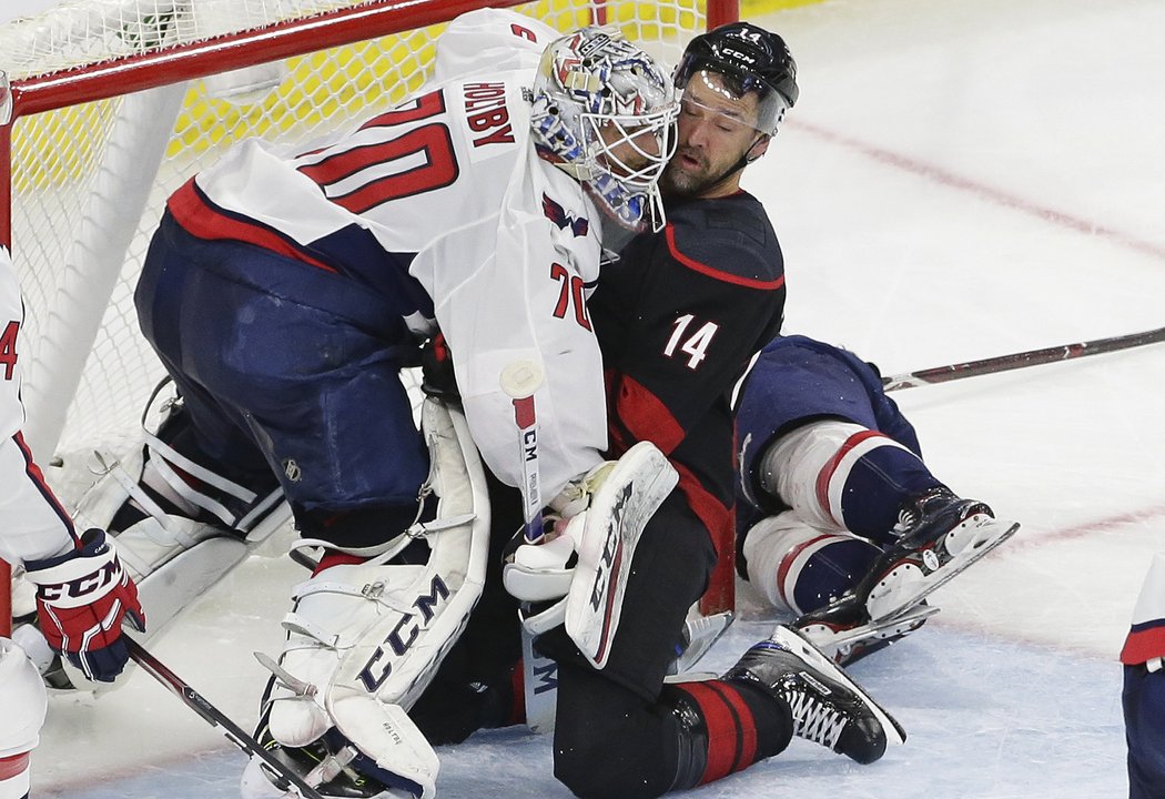 Justin Williams zamířil až do brány za Bradenem Holtbym