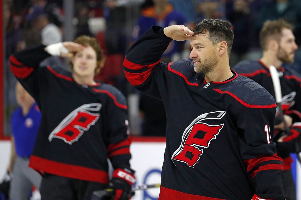 Veterán Justin Williams se vrátil do NHL a hned rozhodl svým nájezdem zápas proti Islanders