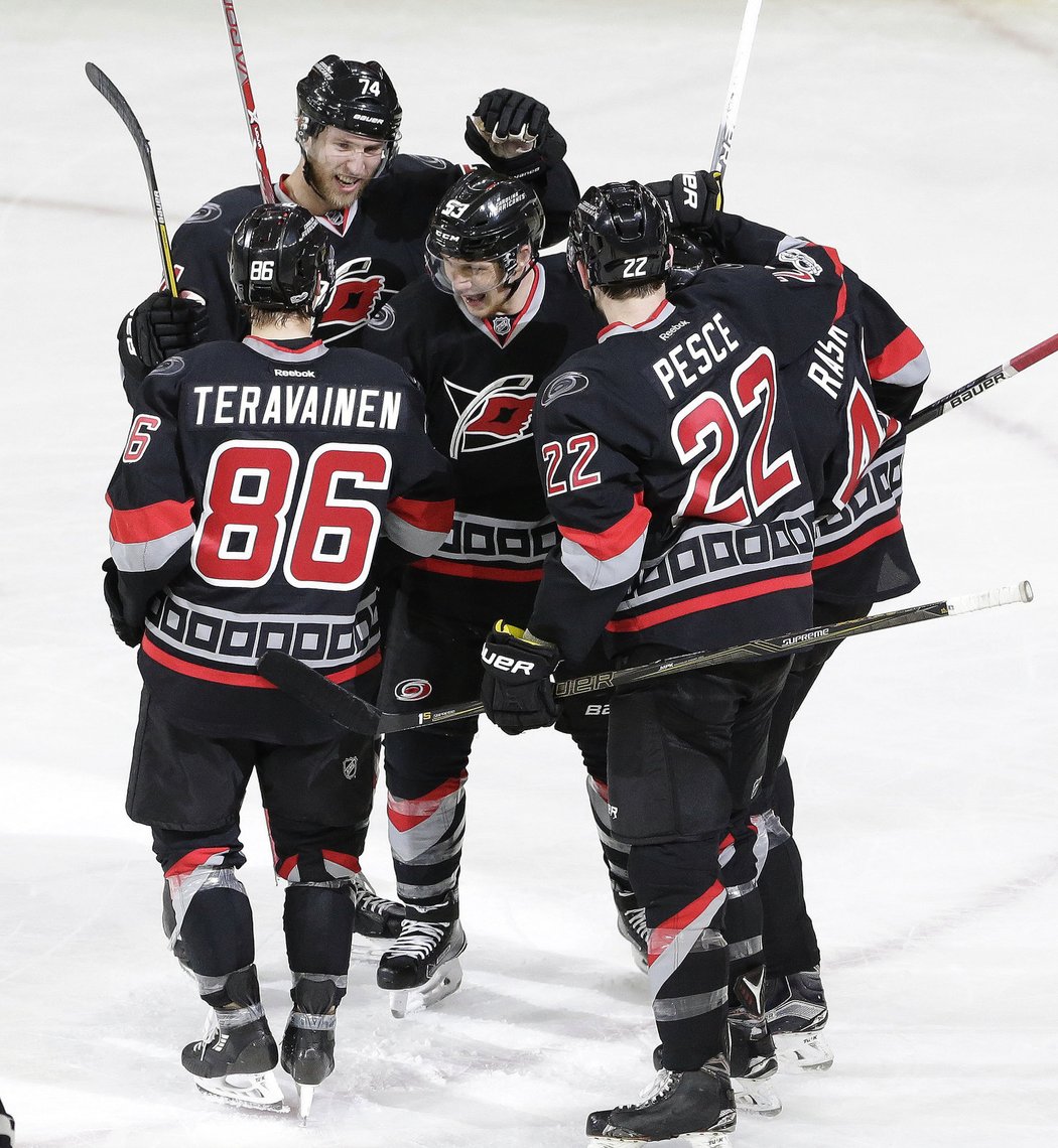 Hokejisté Caroliny dokázali v NHL bodovat už třináctkrát v řadě, což je nový rekord organizace, a dál sní o postupu do play off