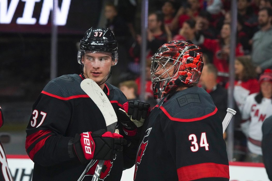 Petr Mrázek vychytal 17 úspěšnými zákroky výhru Caroliny v pátečním utkání NHL nad New York Islanders 5:2. Hurricanes tak uspěli i v pátém utkání v nové sezoně