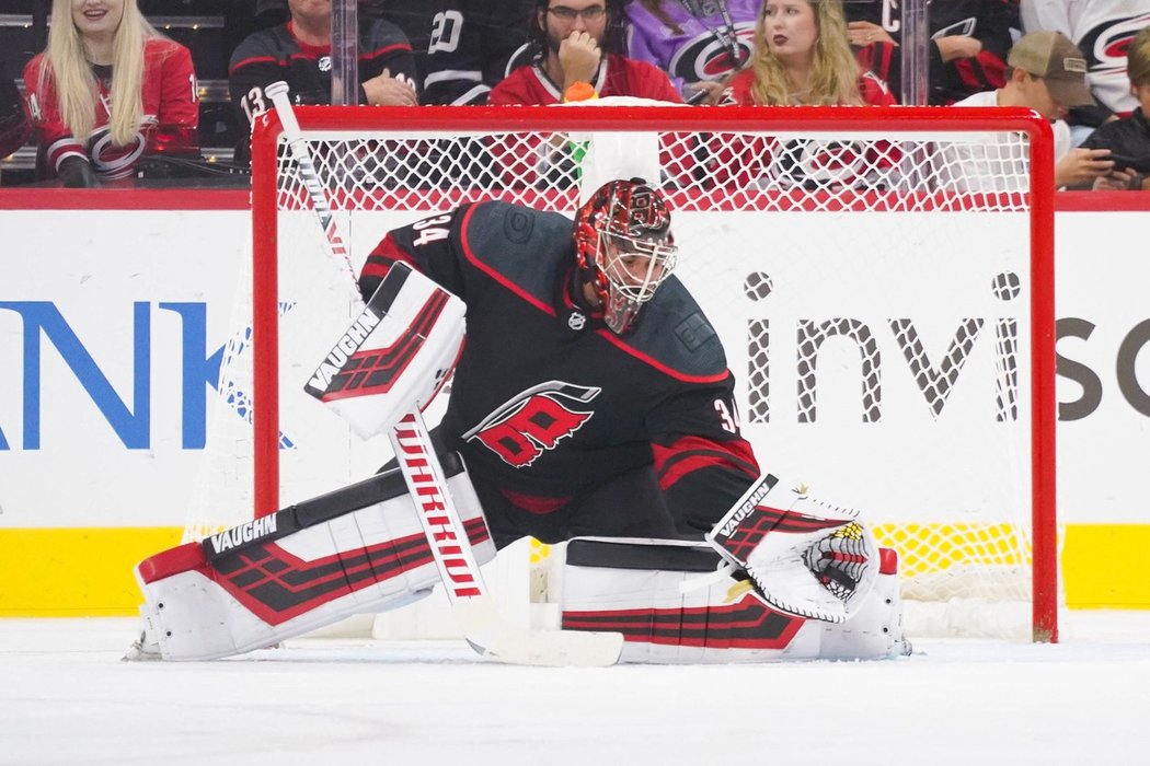 Český hokejový brankář Petr Mrázek vychytal 17 úspěšnými zákroky výhru Caroliny v pátečním utkání NHL nad New York Islanders 5:2.