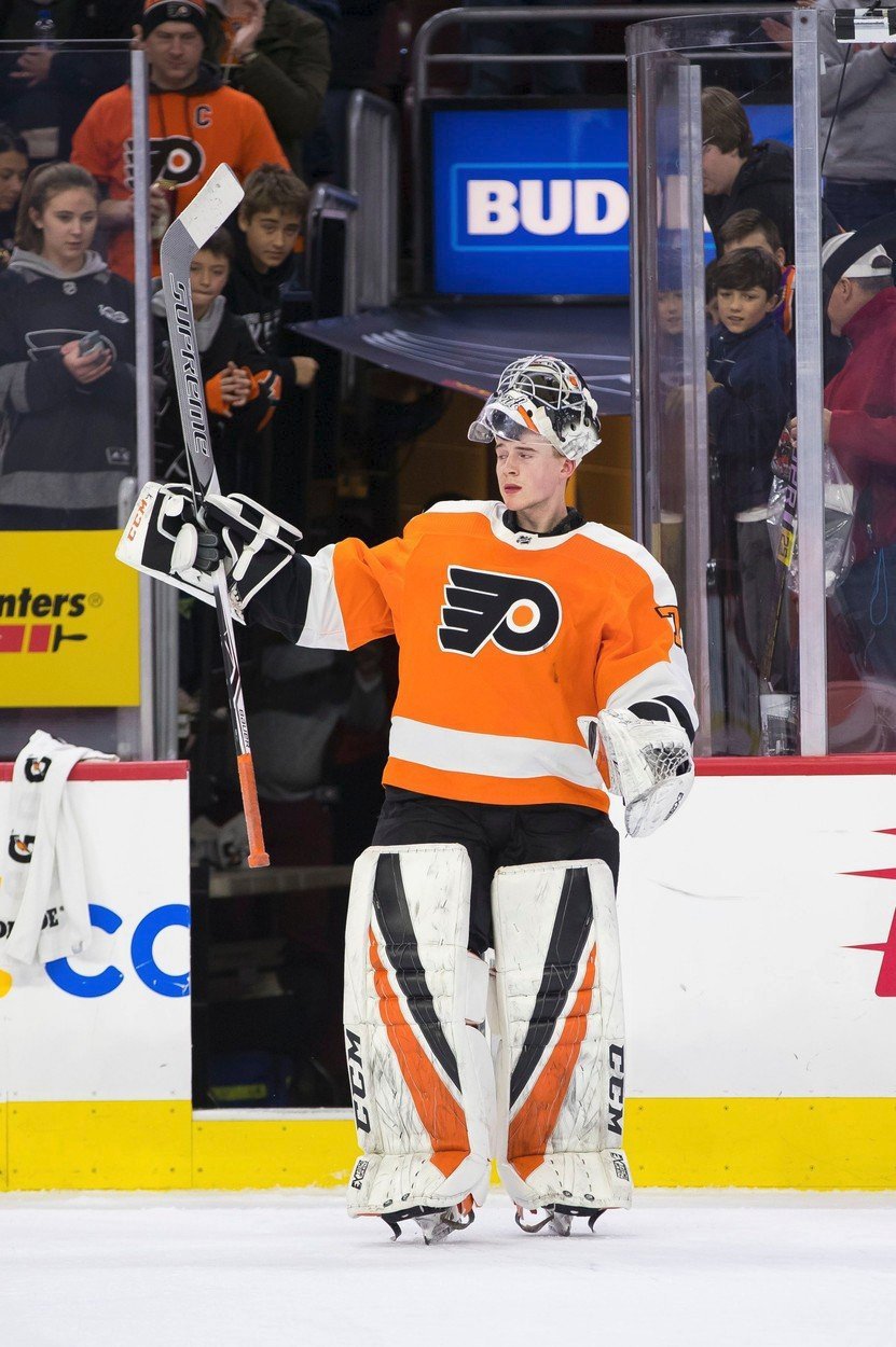 Carter Hart po Detroitu (3:2) pomohl porazit i Nashville (2:1), v obou utkáních objížděl vítězné kolečko jako první hvězda zápasu.