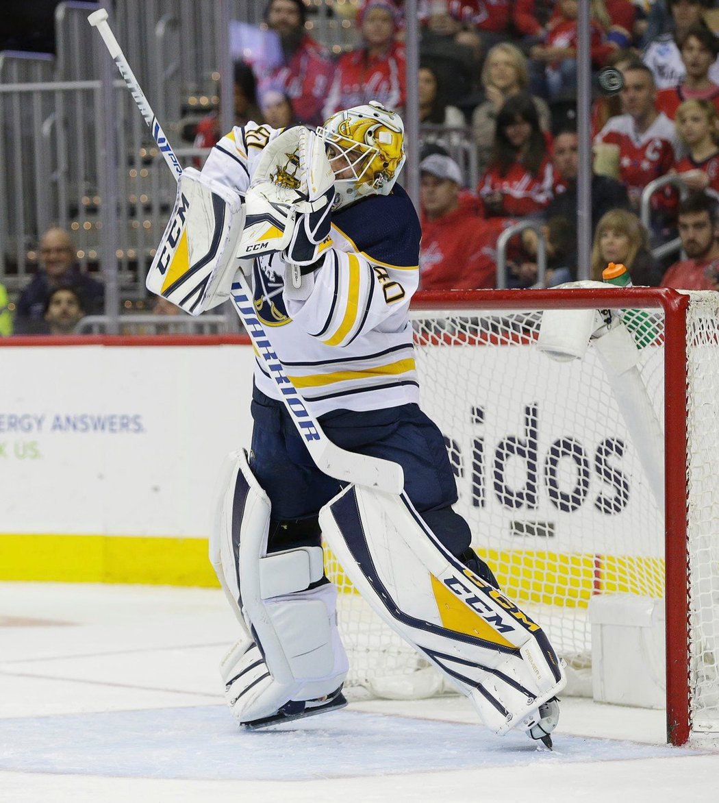 Vítězný gól Capitals zařídil útočník Tom Wilson po chybě gólmana Cartera Huttona.