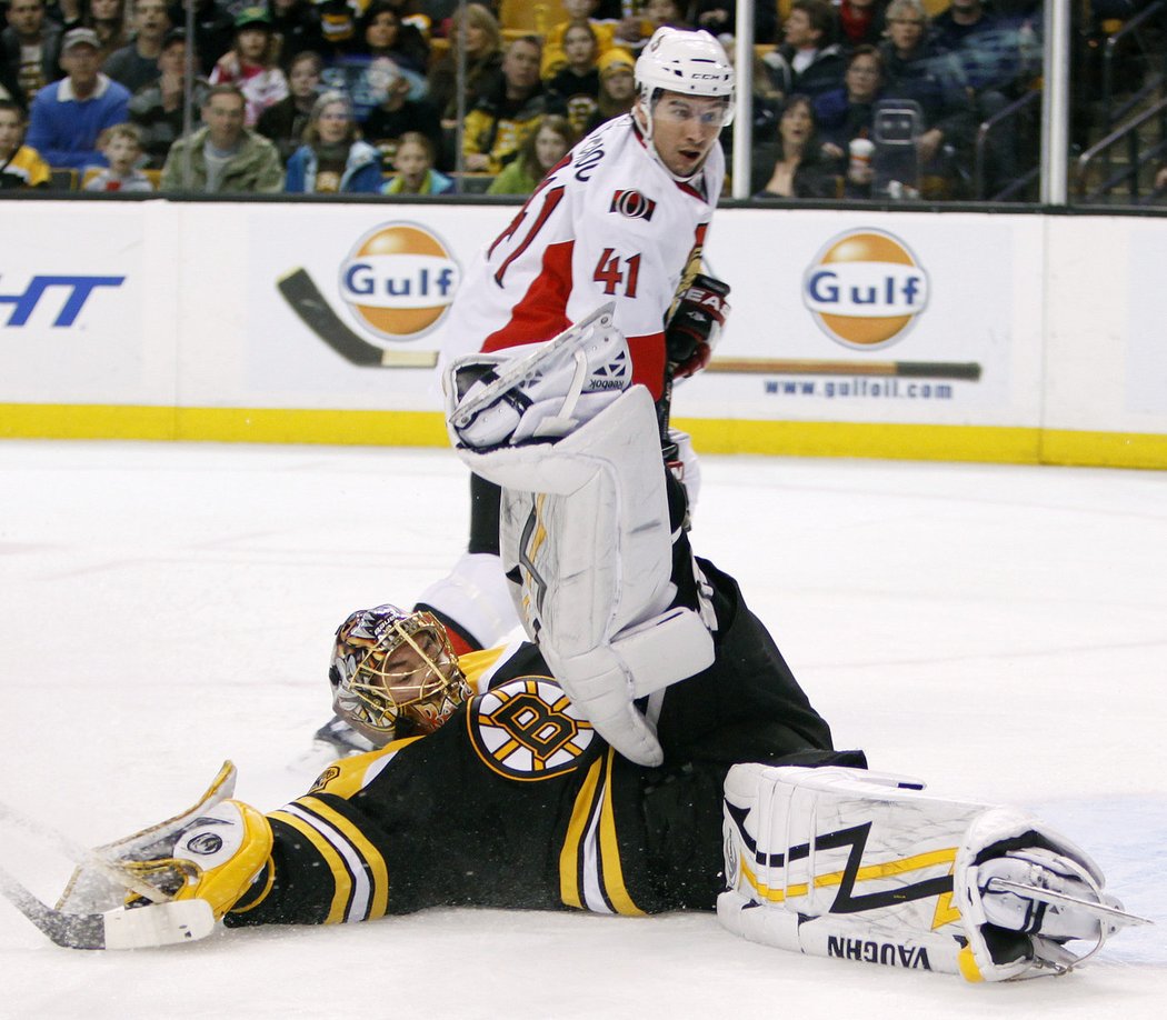 Jonathan Cheechoo střílí v NHL gól v barvách Senators