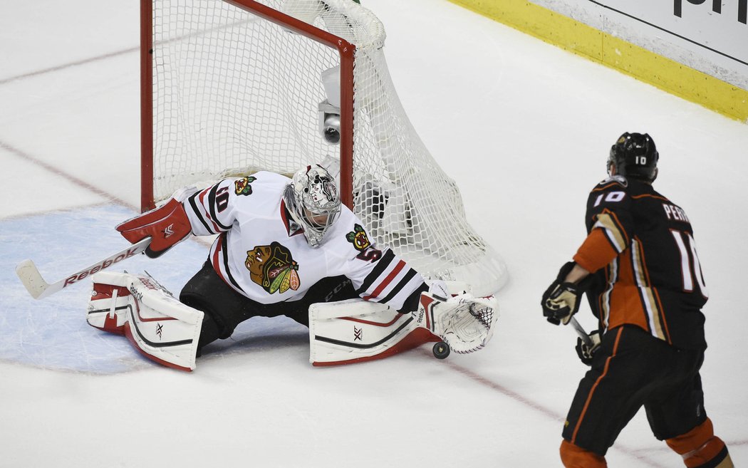 Corey Crawford vstoupil do play off tragicky, pár zápasů strávil dokonce na střídačce. V sérii s Anaheimem ale patřil k oporám