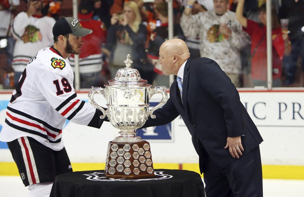 Komisař NHL Bill Daly gratuluje Jonathanu Toewsovi k postupu do finále Stanley Cupu