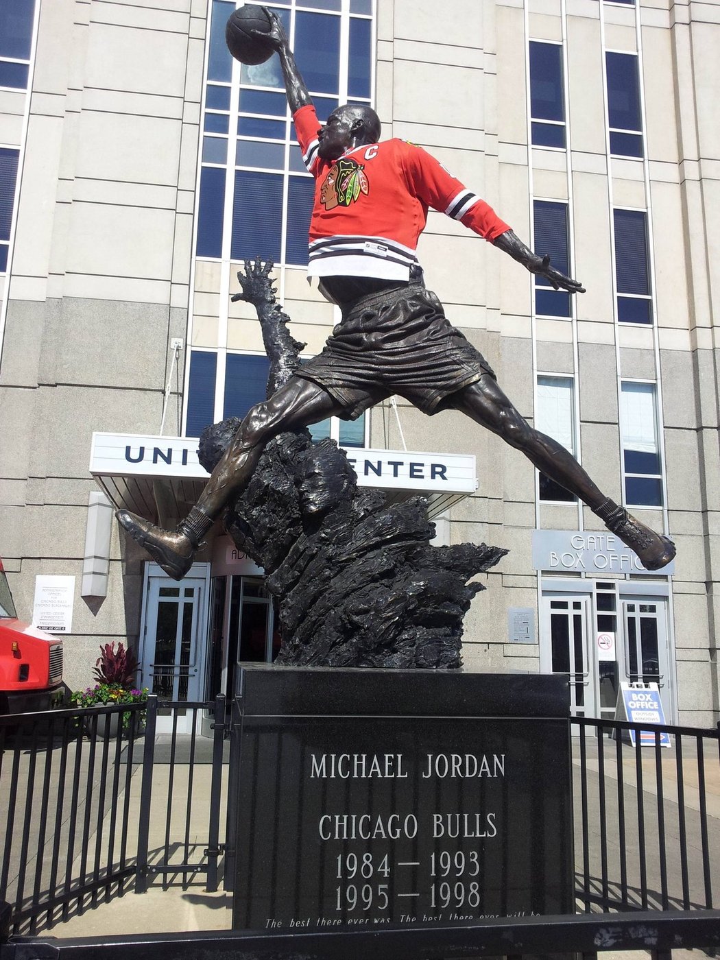 Chicagu fandí i Michael Jordan. Jeho socha před halou je při finále NHL oblečená do dresu Blackhawks