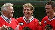 Legendární Bobby Hull (vlevo) zemřel. Na fotografii s novodobými osobnostmi Blackhawks Patrickem Kanem a Jonathanem Toewsem