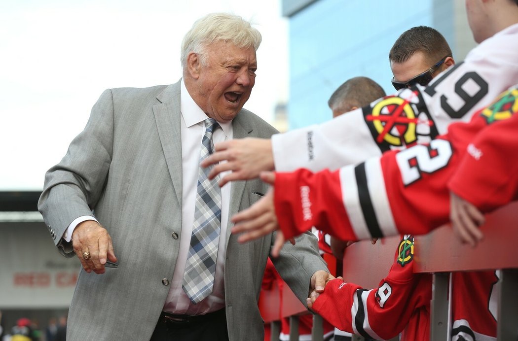 Bobby Hull byl v Chicagu velmi oblíbeným i po konci kariéry, během ní se stal památným střelcem