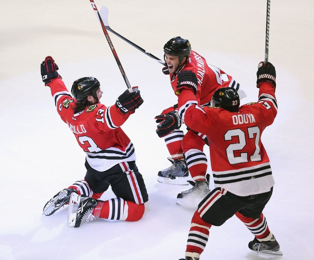 V letech 2013 a 2015 se Daniel Carcillo radoval s Chicagem ze zisku Stanley Cupu