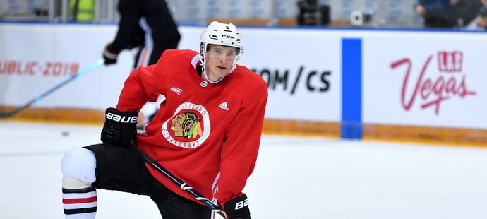 Dominik Kubalík na tréninku Chicaga Blackhawks