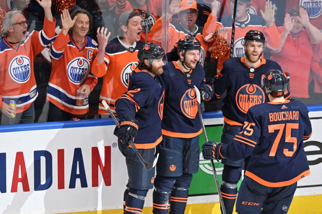 Obránce Duncan Keith (vlevo) během svého posledního play off, kdy došel společně s Edmontonem do finále konference