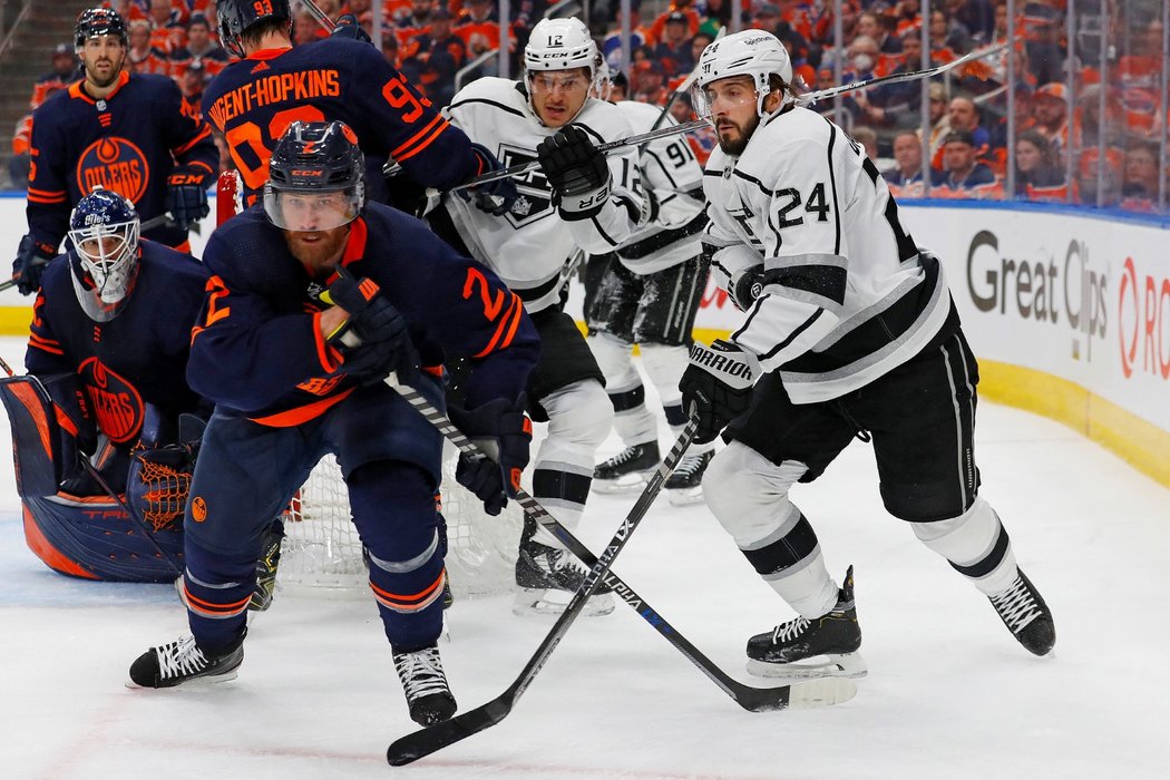 Veleúspěšný Duncan Keith se žene za pukem v utkání proti Los Angeles Kings