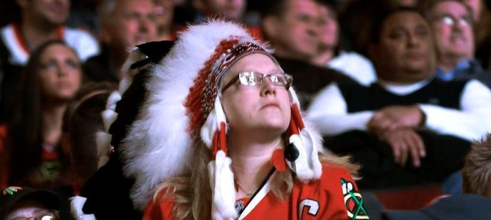 Od příští sezony NHL na zápasech Chicaga již neuvidíte jediného fanouška s indiánskou čelenkou na hlavě. Klub po diskuzi s původními obyvateli Ameriky tuto ozdobu zakázal