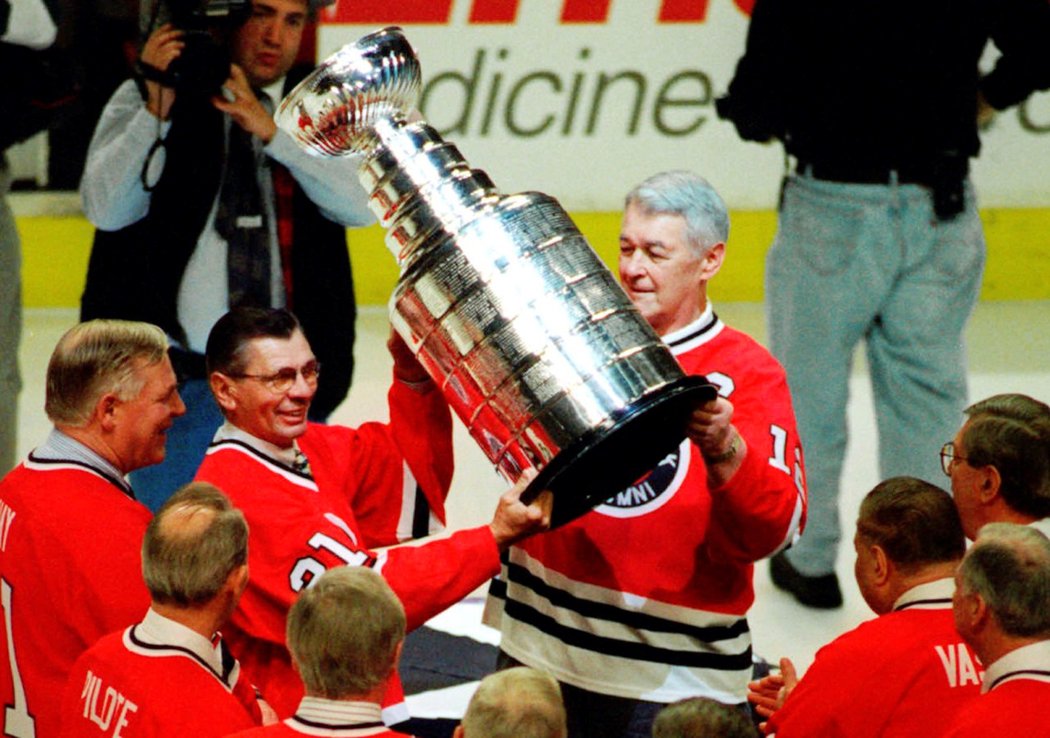 Legendární Stan Mikita (vlevo) zvedá nad hlavu Stanley Cup