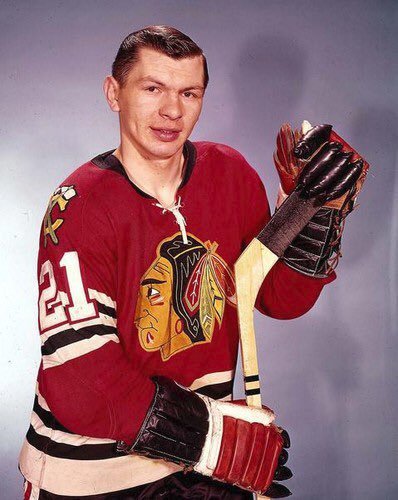 Nejproduktivnější hráč historie Chicago Blackhawks Stan Mikita pocházel ze Slovenska. Zemřel na onemocnění mozku letos v srpnu