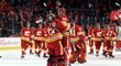 Hokejisté Calgary slaví výhru 5:3 nad Chicagem, které 12 zákroky pomohl i český brankář David Rittich