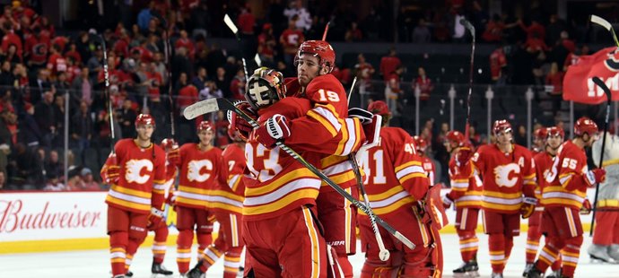 Hokejisté Calgary slaví výhru 5:3 nad Chicagem, které 12 zákroky pomohl i český brankář David Rittich