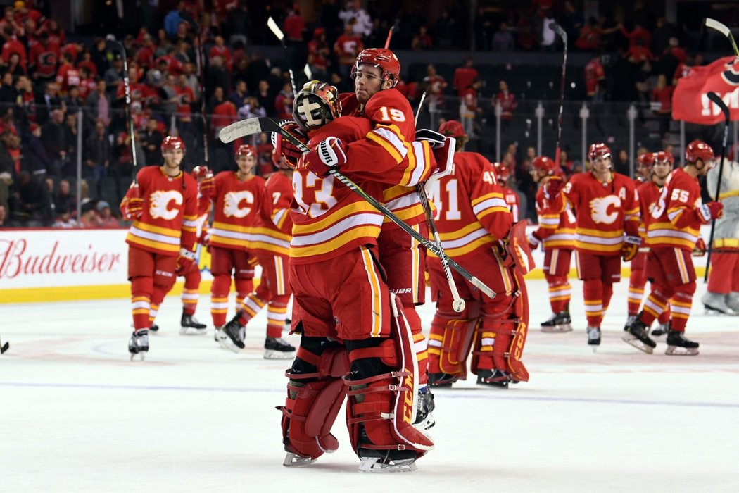 Hokejisté Calgary slaví výhru 5:3 nad Chicagem, které 12 zákroky pomohl i český brankář David Rittich