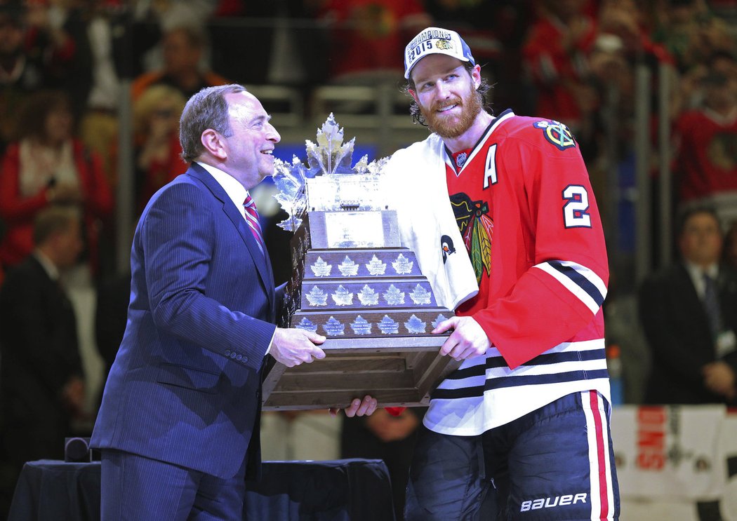 Duncan Keith přebírá cenu pro nejlepšího hráče play off.