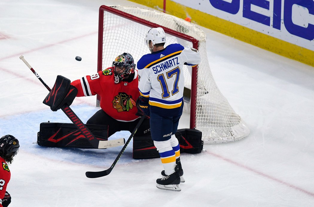 Corey Crawford proti Blues inkasoval jen dvakrát, ale bylo to málo