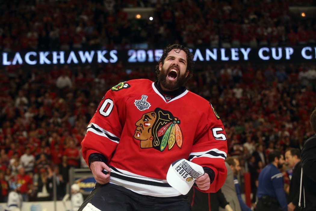 Gólman Corey Crawford vychytal Chicagu dva Stanley Cupy, po patnácti letech se s Blackhawks loučí