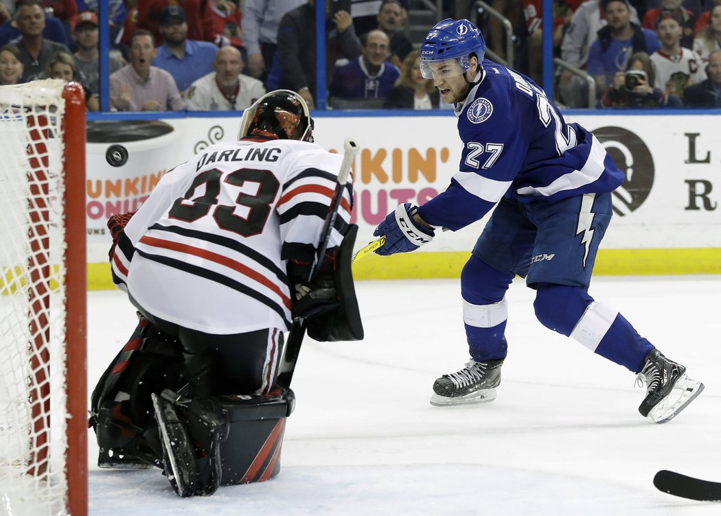 Tento pokus Drouina v prodloužení brankář Scott Darling zastavil