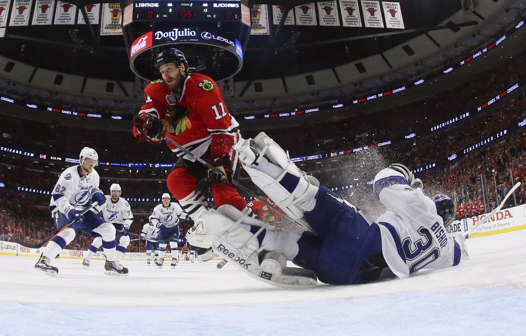 Ben Bishop stihl zasáhnout dříve, než mohl Andrew Desjardins zakončit.