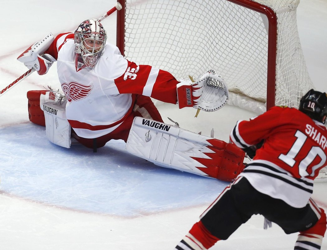 Patrick Sharp otevřel skóre zápasu svým sedmým gólem v play off.