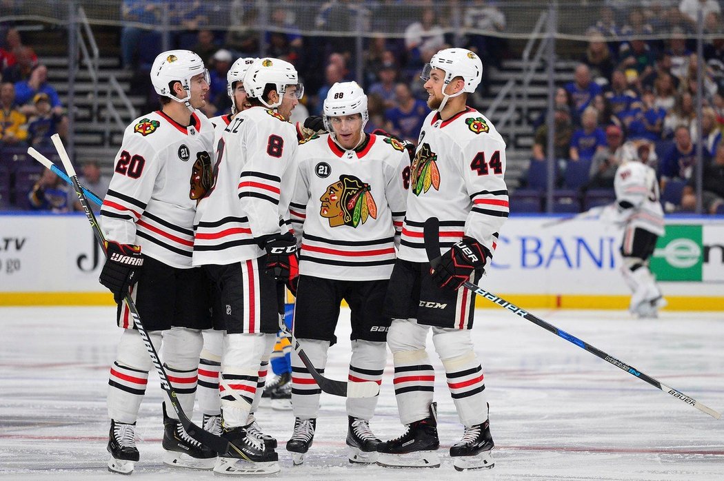 Chicago porazilo St. Louis 5:4 v prodloužení, Jonathan Toews nastřílel hattrick.