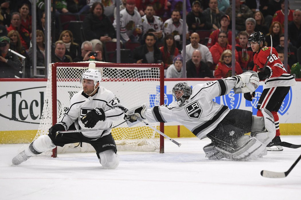 Brankář Jonathan Quick využívá při zákroku pomoci obránce Aleca Martineze